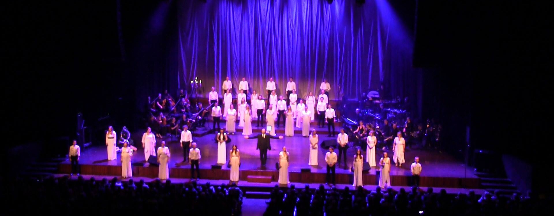 The Real Choir under en profesjonell sceneopptreden