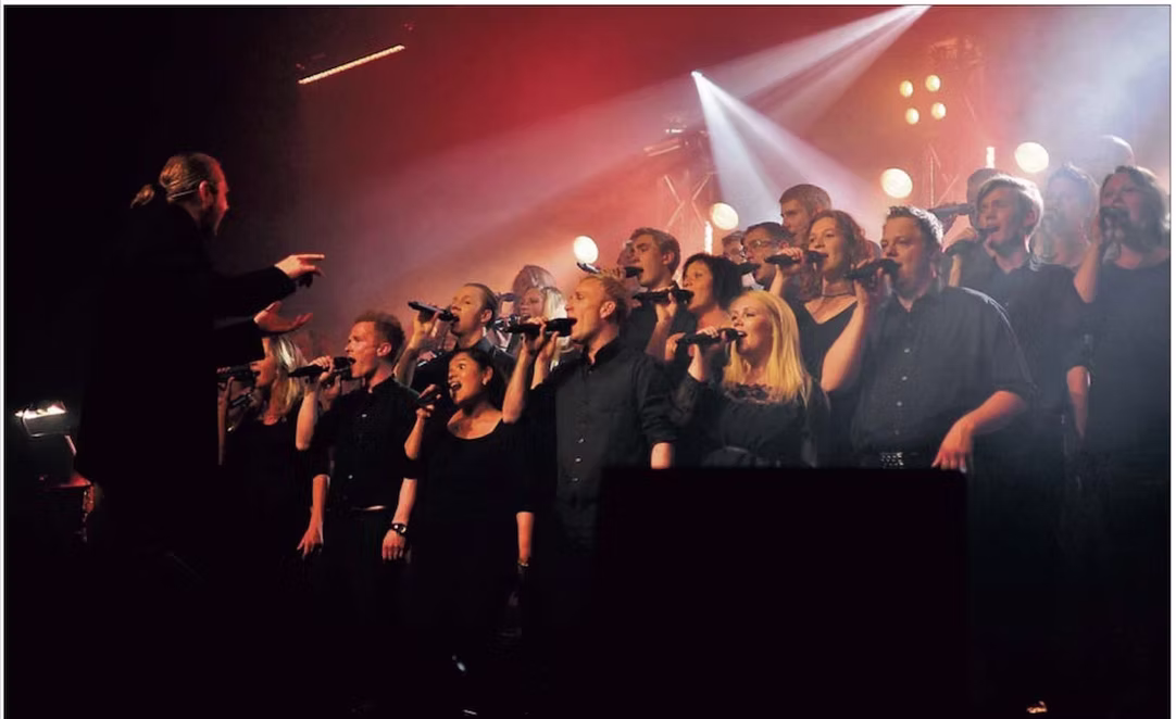 The Real Choir synger på scenen